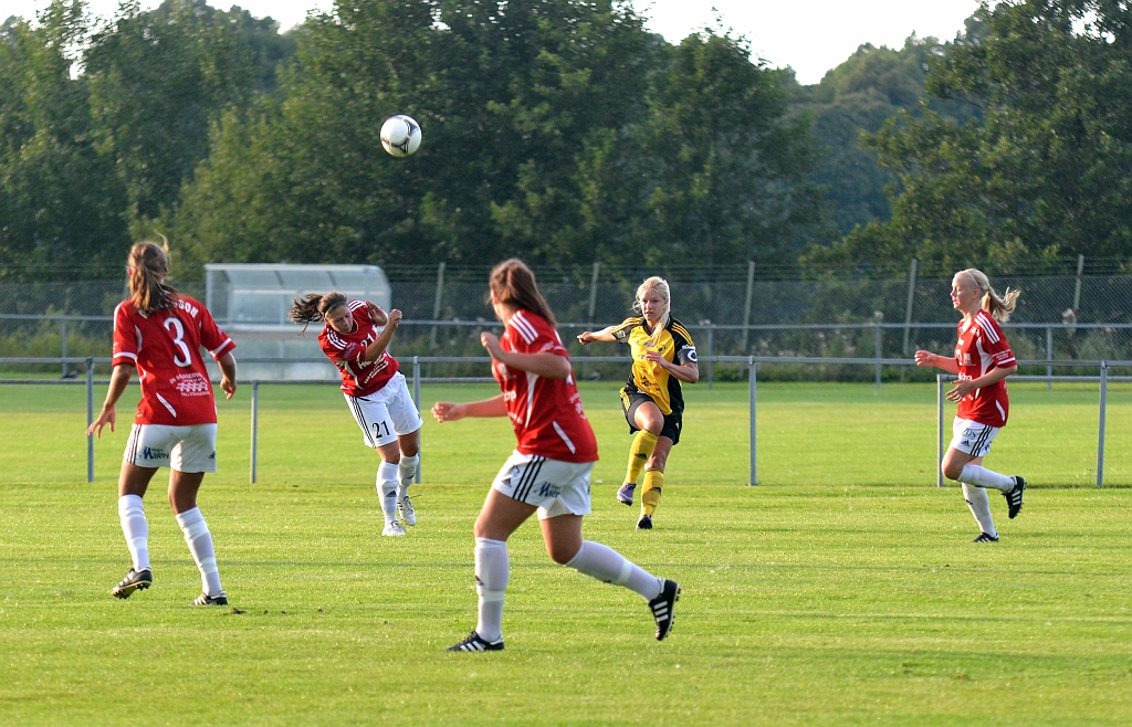 2012_0815_09.JPG - Amanda Segerstedt slår ett inlägg . . .