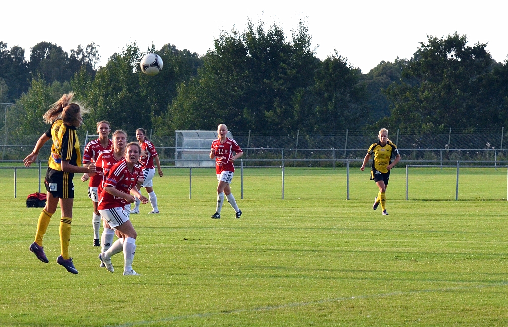 2012_0815_10.JPG - . . . Adelisa Grabus går upp och nickar bollen mot mål . . .