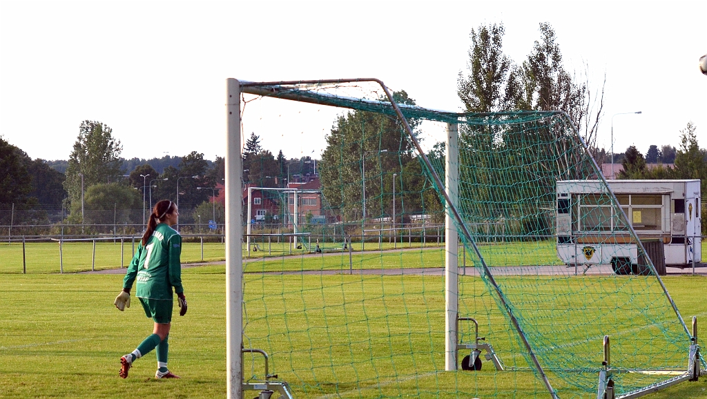 2012_0815_11.JPG - . . . och bollen tar i ribban och studsar över målet