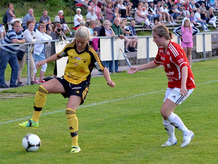 2012_0815_13.JPG - Sofie Olsson tar kontroll över bollen
