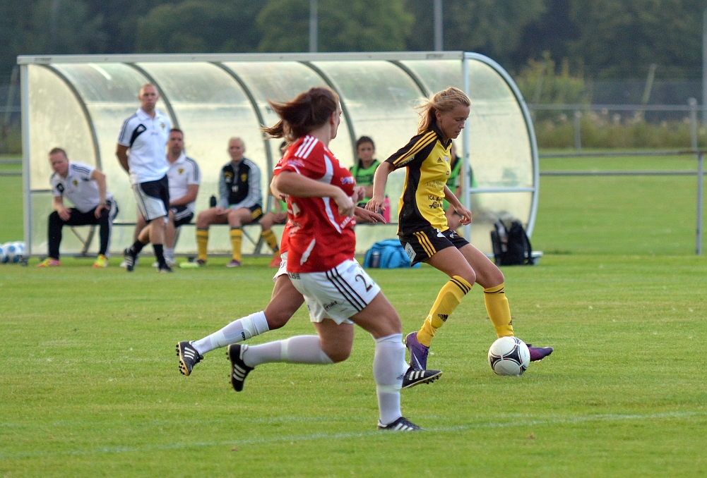 2012_0815_14.JPG - Adelisa Grabus driver fram bollen förbi Rytterneförsvararna . . .