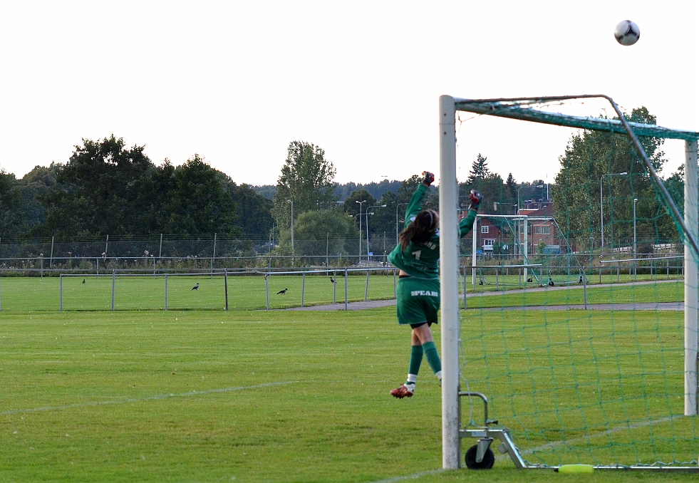 2012_0815_15.JPG - . . . och kommer till avslut men bollen boxas över målet av målvakten