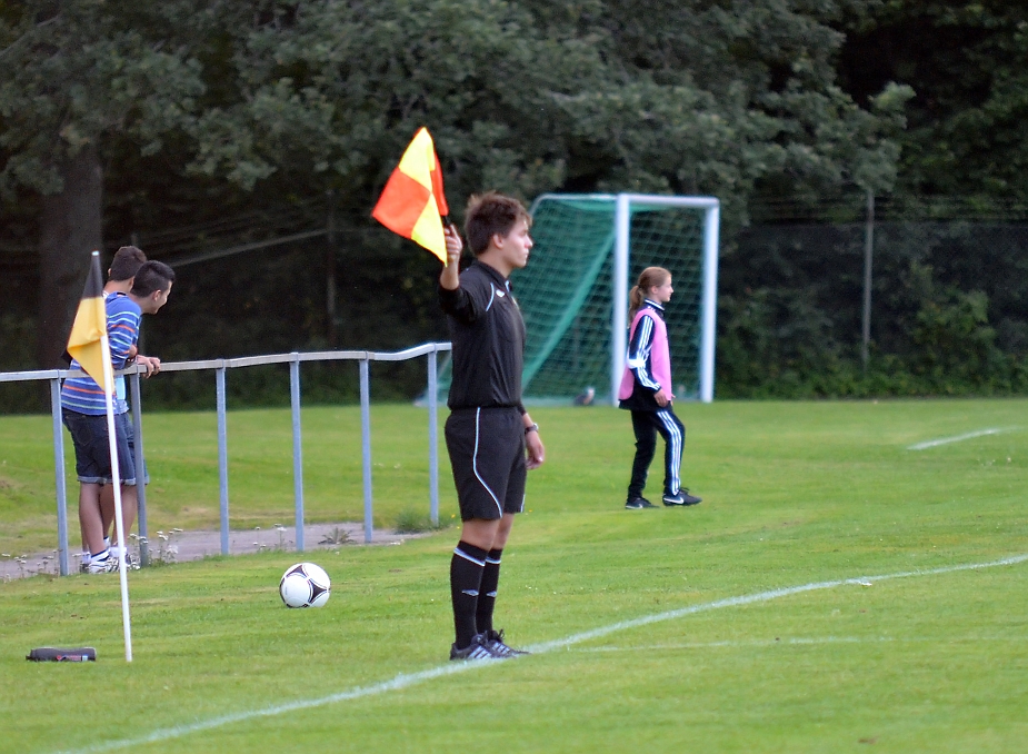 2012_0815_17.JPG - Ass. domare Sebastian Ojari vinkar för inkast