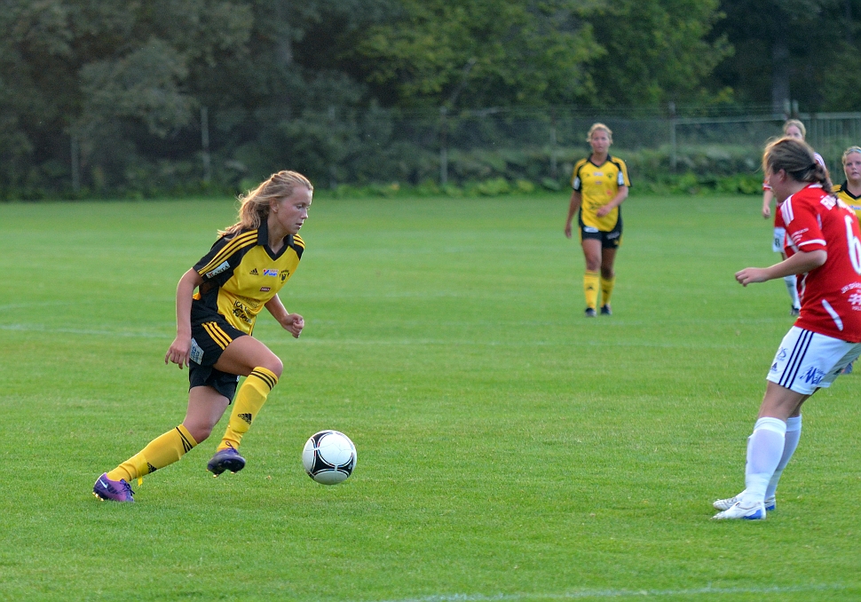 2012_0815_18.JPG - Adelisa Grabus utmanar försvararen med fart