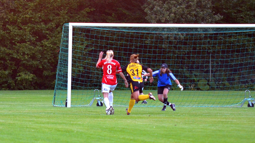 2012_0815_21.JPG - Södras försvarare kom lite på efterkälken vid en snabb kontring av Rytterne . . .