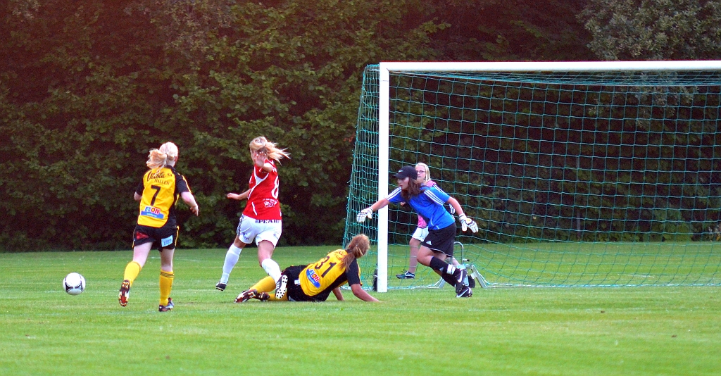 2012_0815_22.JPG - . . . men med hårt hemåtjobb fixar Amanda Granell till en brytning och det blir bara hörna till Rytterne