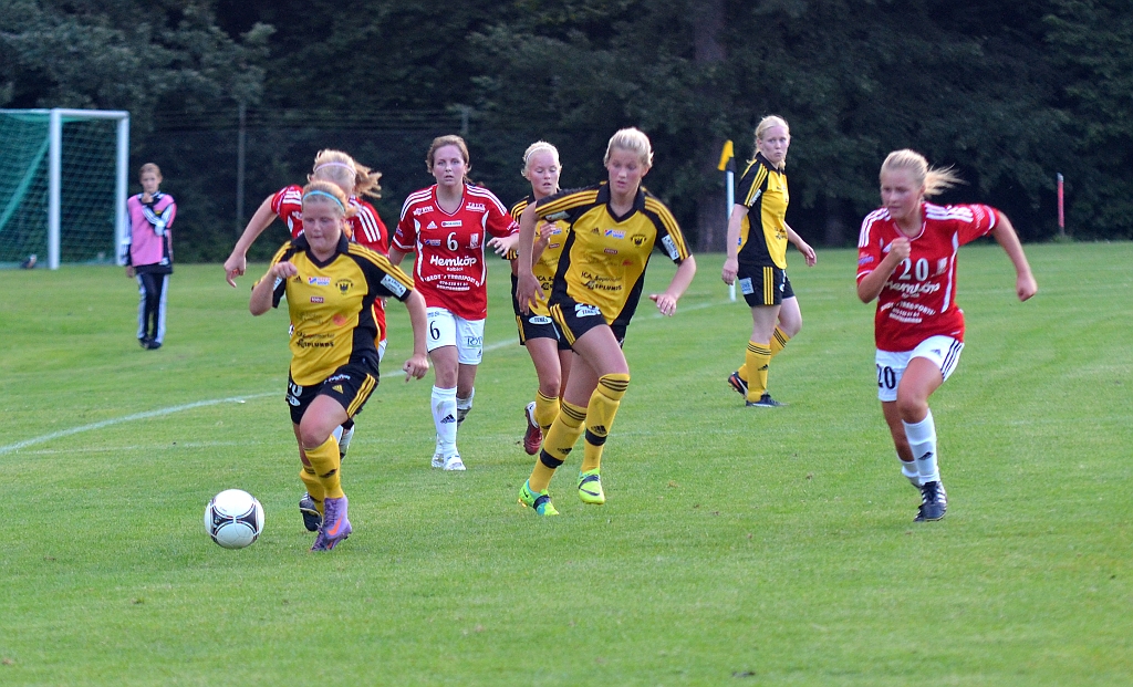 2012_0815_23.JPG - Ida Asp avancerar fram på kanten med bollen