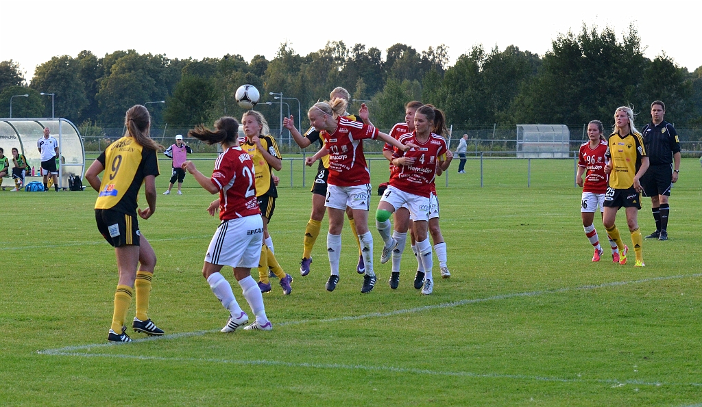 2012_0815_24.JPG - En hörna där Rytternes försvar får undan bollen