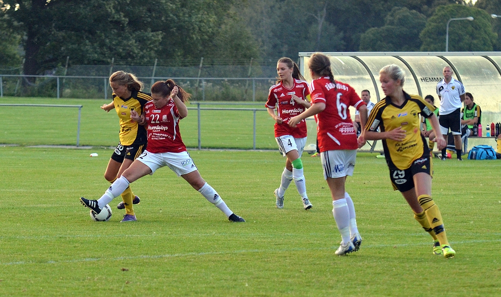 2012_0815_25.JPG - Adelisa Grabus dribblar . . .