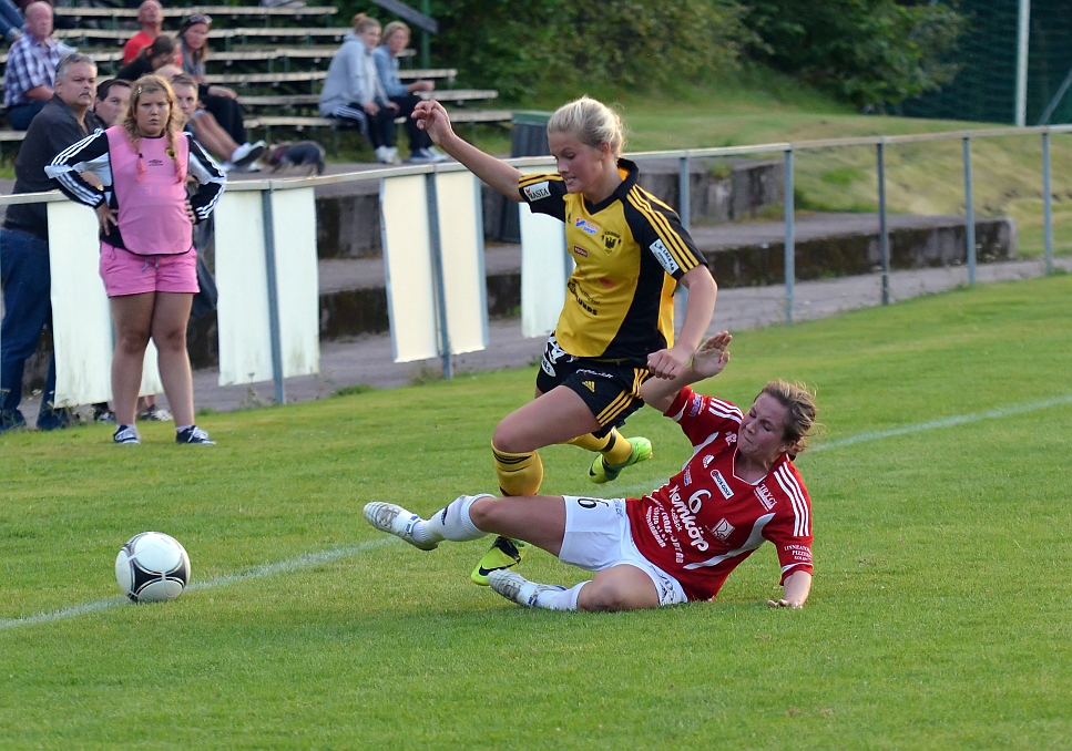 2012_0815_27.JPG - Rytternebacken glidtacklar ut bollen till inkast