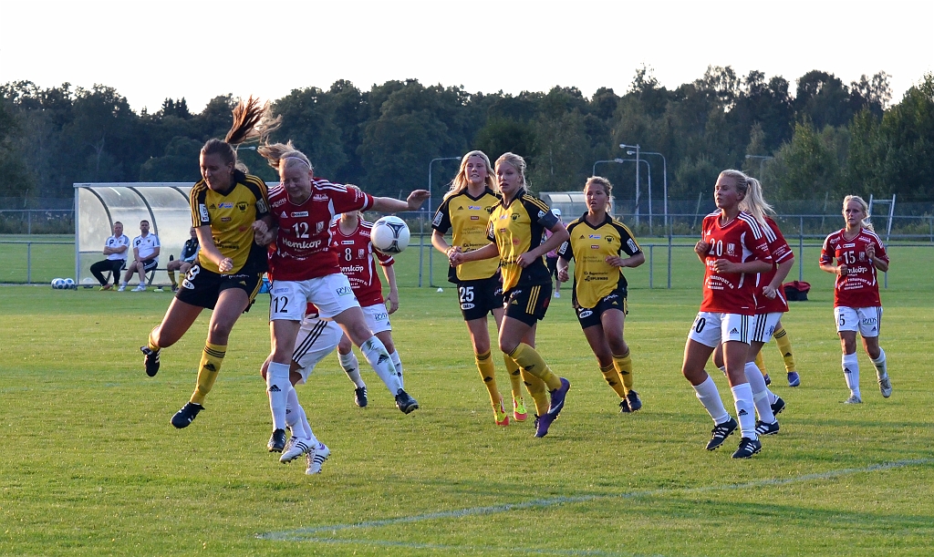 2012_0815_28.JPG - Sofia larsson försöker att nå bollen efter en hörna för Södra