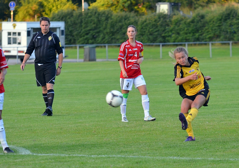 2012_0815_31.JPG - . . . går därefter på ett avslut mot mål . . .