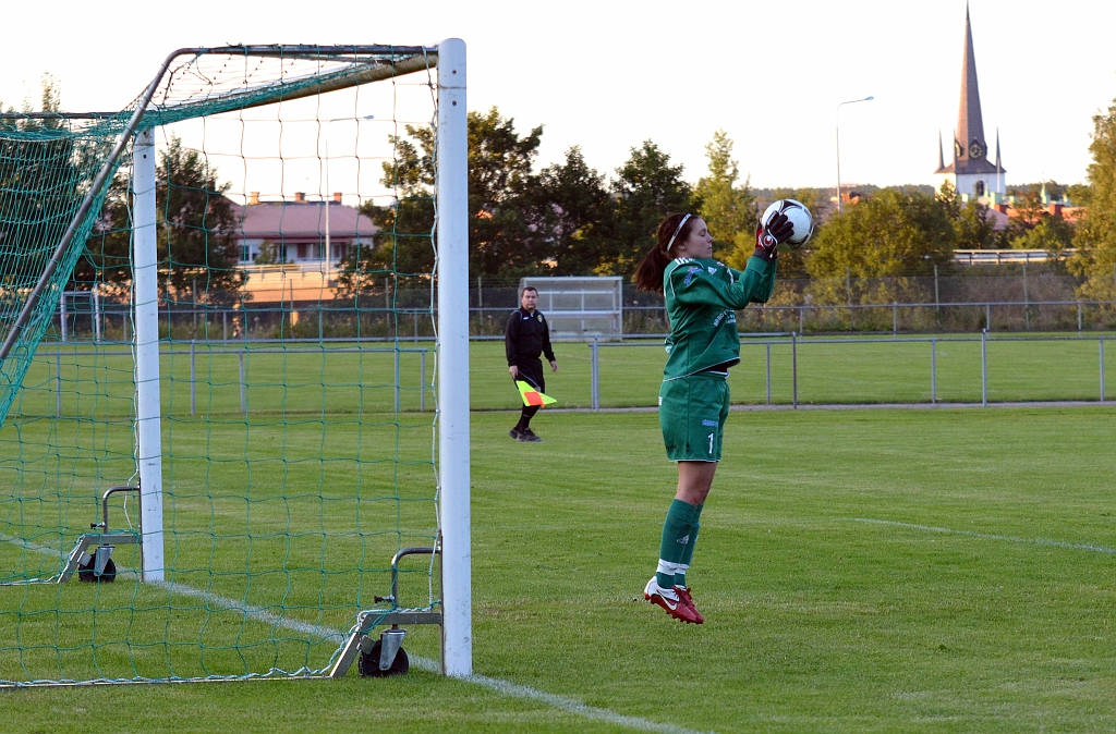 2012_0815_32.JPG - . . . men Rytternes målvakt är välplacerad och plockar in bollen