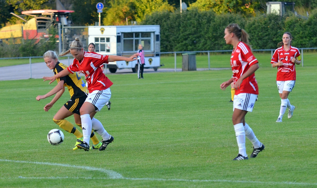 2012_0815_33.JPG - Sofie Olsson försöker att komma förbi Rytternebacken