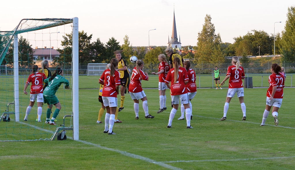 2012_0815_34.JPG - Hörna för Södra och Amanda Segerstedt nickar mot mål