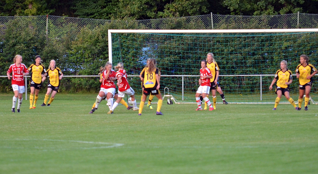 2012_0815_35.JPG - En farlig Rytternechans efter en hörna