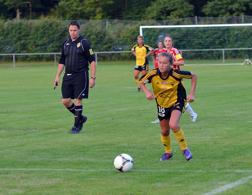 2012_0815_36.JPG - Adelisa Grabus tar sig in i straffområdet för ett avslut . . .