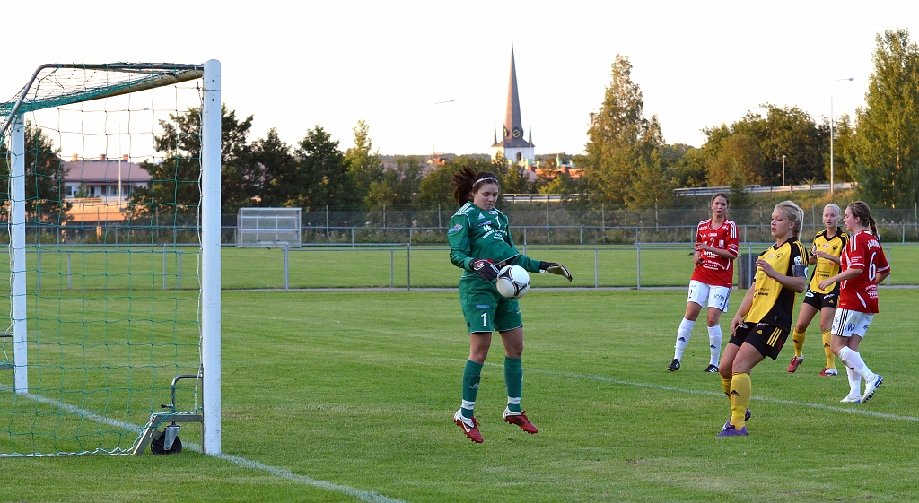 2012_0815_37.JPG - . . . men Rytternes målvakt är på plats och blockar bollen med kroppen