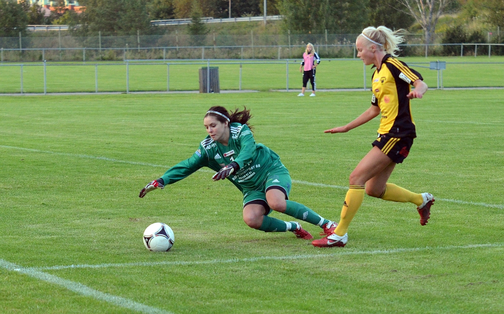 2012_0815_38.JPG - Hanna Garman stressar målvakten . . .