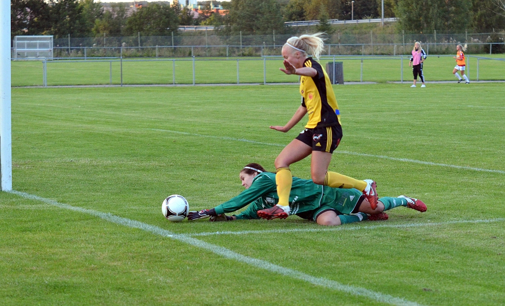 2012_0815_39.JPG - . . . som med nöd och näppe får bollen till hörna