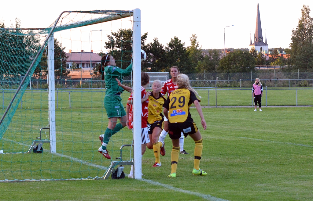 2012_0815_41.JPG - . . . men Rytternes målvakt är omutlig ikväll