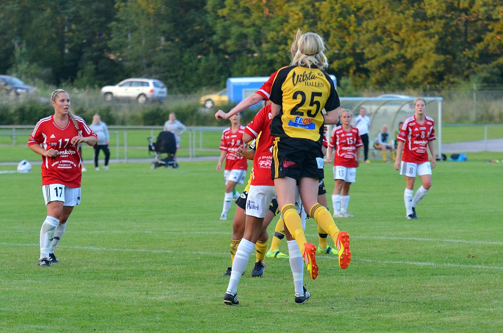 2012_0815_42.JPG - Jennifer Axelsson försöker att nå en höjdboll