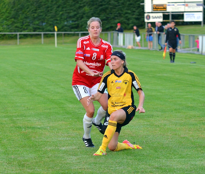 2012_0815_43.JPG - Malin Bernhardsson går in i närkamp med bestämdhet