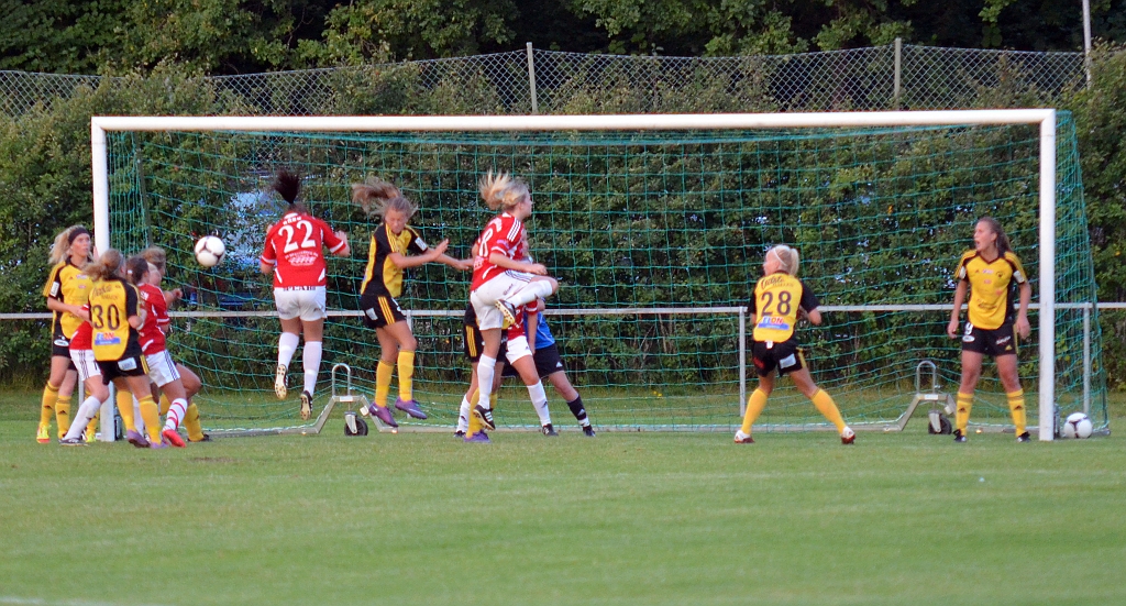 2012_0815_44.JPG - Ytterligare en farlighet för Rytterne framför Södras mål