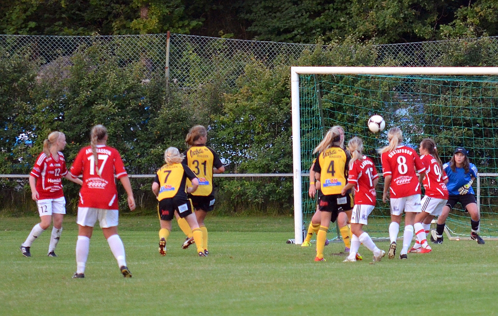 2012_0815_45.JPG - Rytterne ligger på för att försöka avgöra matchen