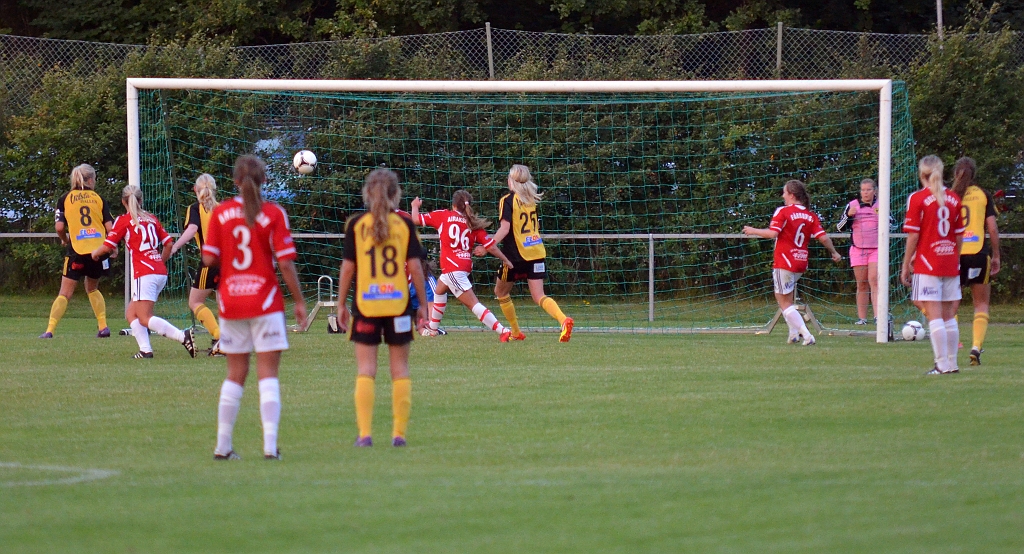 2012_0815_46.JPG - Södras målvakt Sanna Bäckman får jobba intensivt för att freda målet