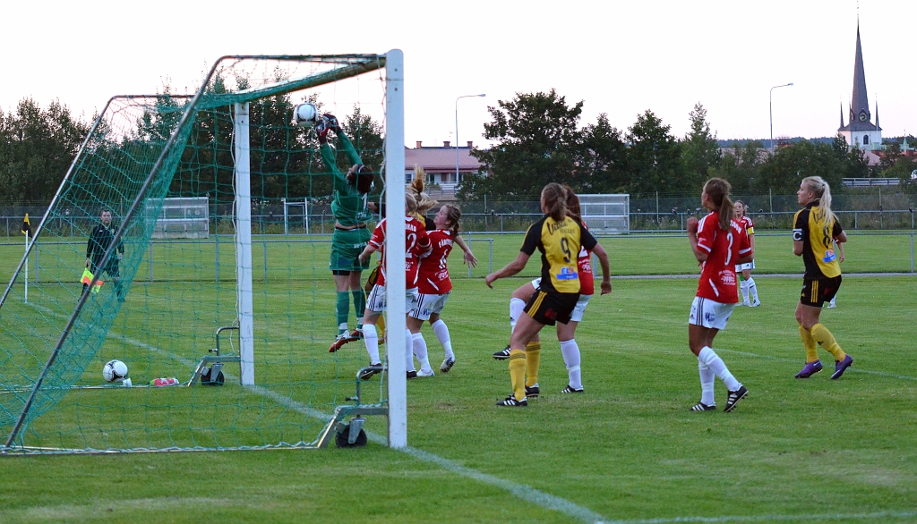 2012_0815_47.JPG - I slutet av matchen ligger Södra på för en kvittering, här en frispark som Rytternes målvakt tippar till hörna