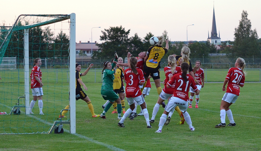 2012_0815_48.JPG - Sista chansen i matchen, hörnan slås och Amanda Segerstedt försöker nå bollen . . .