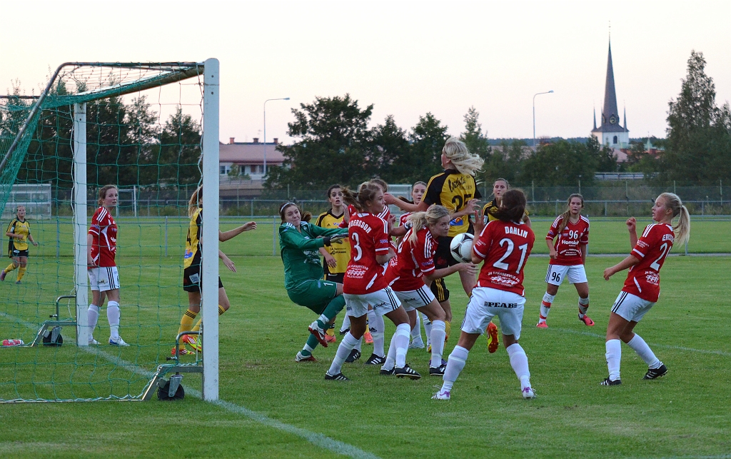 2012_0815_49.JPG - . . . bollen går även förbi Jennifer Axelsson . . .