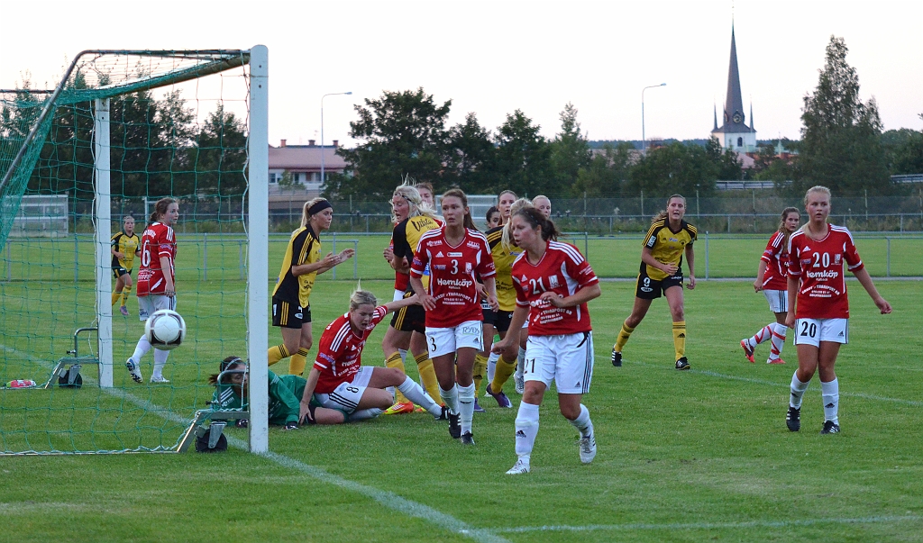 2012_0815_50.JPG - . . . med stor möda får Rytterne undan bollen över kortlinjen och domaren blåser sedan av matchen
