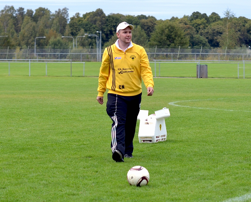 2012_0909_01.JPG - Uppvärmningsbollarna plockas in strax före matchstart