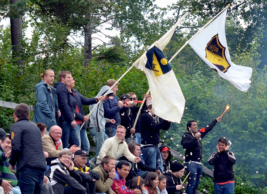 2012_0909_02.JPG - Medåkers hejarklack värmer upp innan match