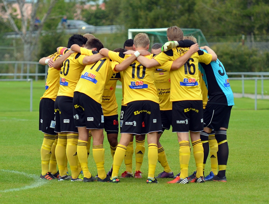 2012_0909_03.JPG - Södraspelarna samlar sig i en ring och peppar innan avspark