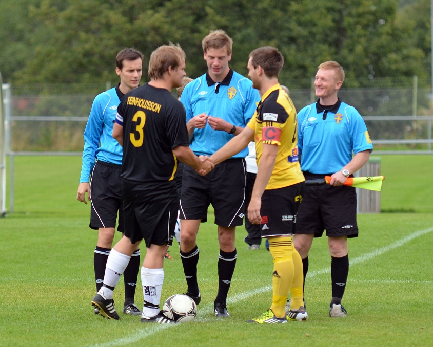 2012_0909_04.JPG - Lagkaptenerna hälsar på varandra och på domarna