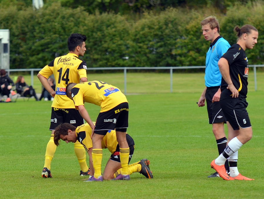 2012_0909_06.JPG - . . . . men blir fälld och Södra får frispark
