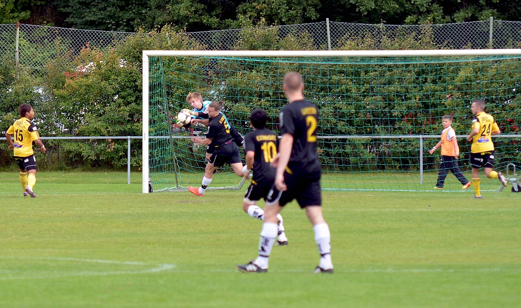 2012_0909_07.JPG - Södra's målvakt Emil Gillberg greppar bollen. . . .