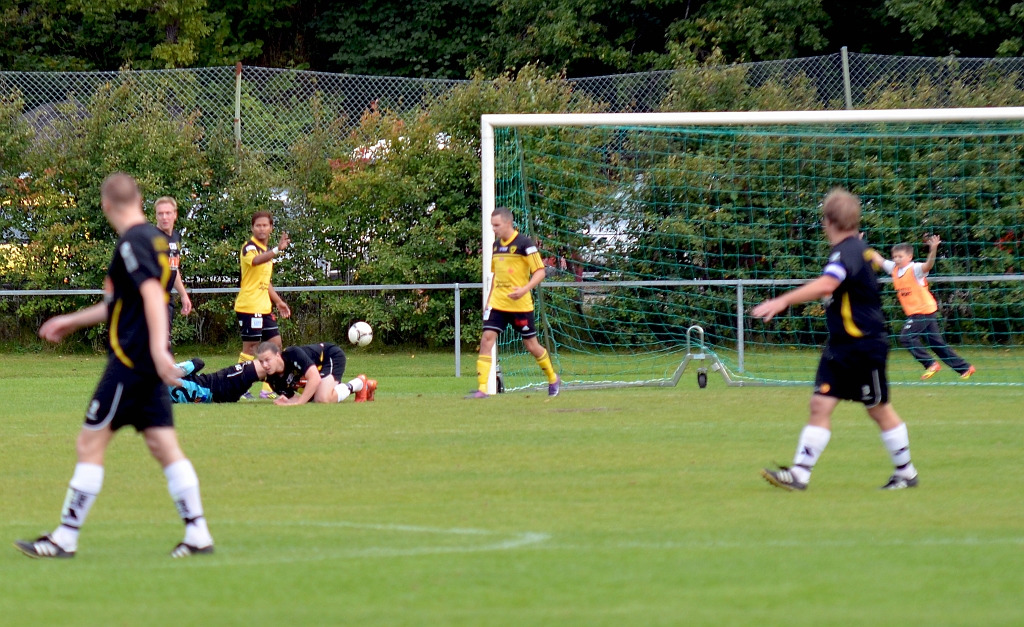 2012_0909_08.JPG - . . . . och blir sedan tacklad av Medåkers Emil Viborg