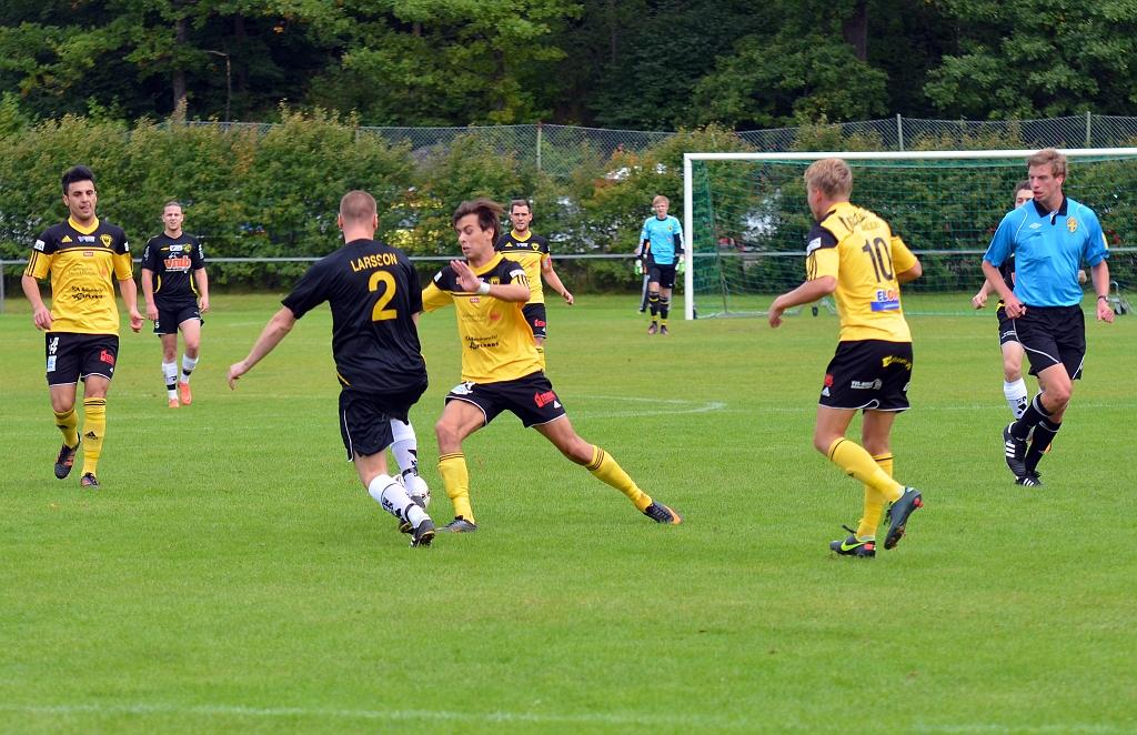 2012_0909_09.JPG - Rio Babovic försöker att komma förbi Medåkers Tobias Larsson