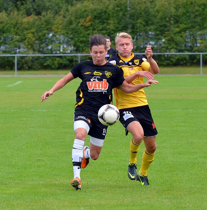 2012_0909_10.JPG - Dervis Grabus försöker att komma förbi medåkersbacken