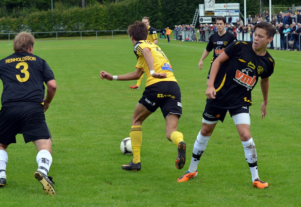 2012_0909_11.JPG - Rio Babovic dribblar sig loss ur situationen