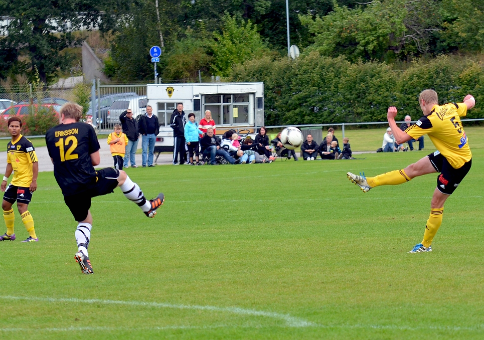 2012_0909_12.JPG - Filip Stjernfeldt skjuter direkt på volley