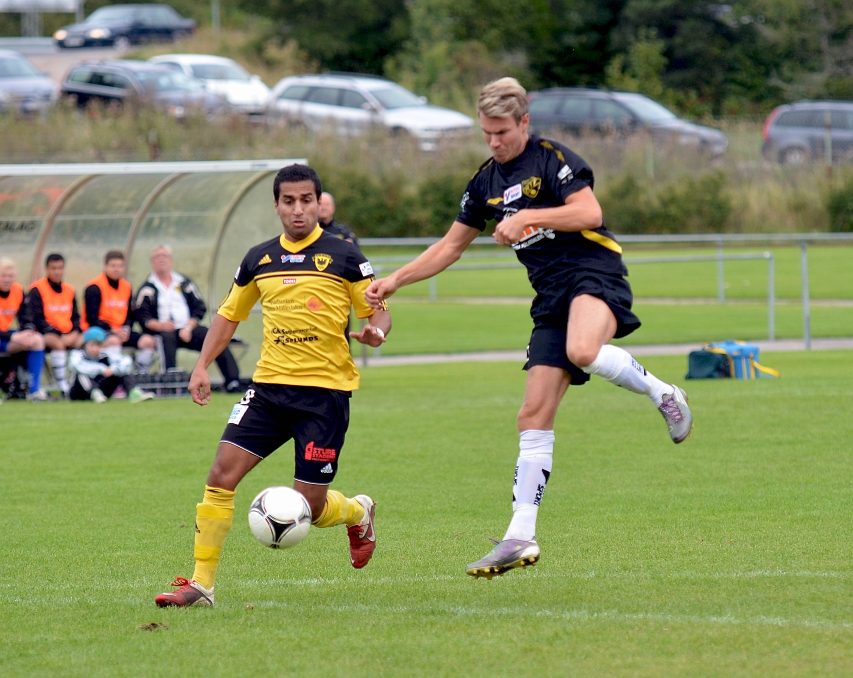 2012_0909_13.JPG - Hazhar Qorbani tar ner en höjdboll. . . .