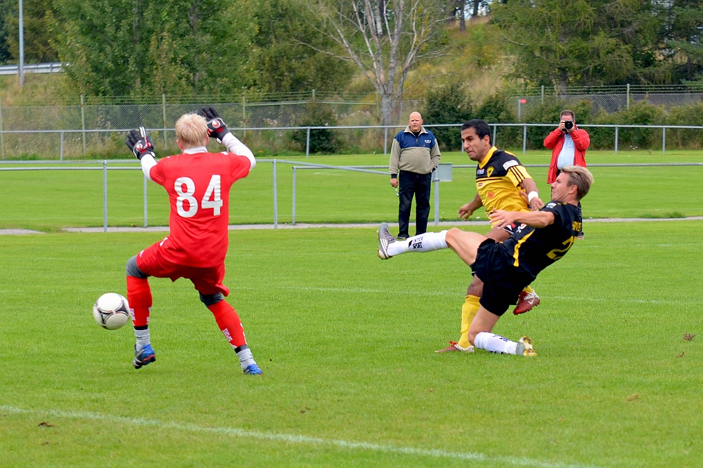 2012_0909_14.JPG - . . . . och kommer fri mot målvakten och rullar in bollen i mål, 1-0 till Södra