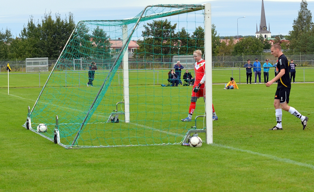 2012_0909_15.JPG - Medåkersspelarna kan bara konstatera att bollen ligger i målet