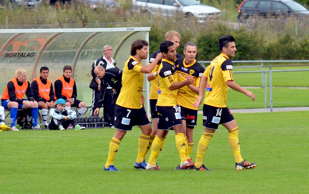 2012_0909_16.JPG - Glada Södraspelare gratulerar målskytten Hazhar Qorbani