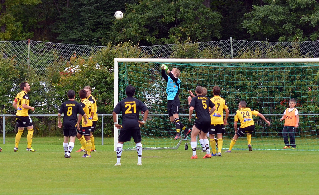 2012_0909_17.JPG - Södra's målvakt Emil Gillberg boxar undan bollen